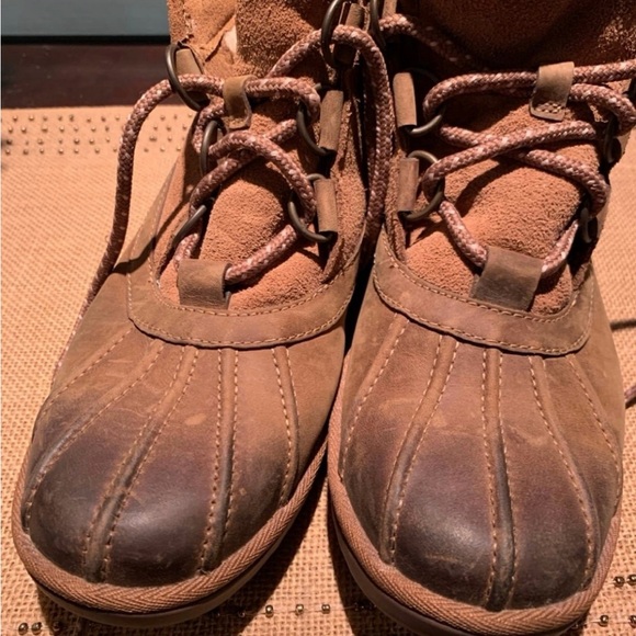 UGG Brown Rain and Snow Boots with Rubber Sole and Leather Upper - Picture 2 of 9
